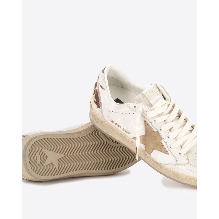 Sneakers Ball Star Golden Goose en cuir blanc, étoile beige, arrière en pony imprimé vache. Détail de la semelle.