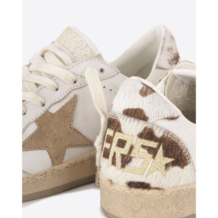 Sneakers Ball Star Golden Goose en cuir blanc, étoile beige, arrière en pony imprimé vache. Détail de l'arrière en pony imprimé vache. 