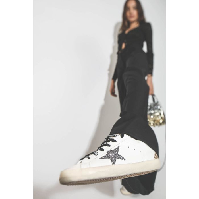 Sneakers en cuir blanc étoile à paillettes argent et arrière paillettes dorées Superstar femme Golden Goose. Détail de l'étoile.