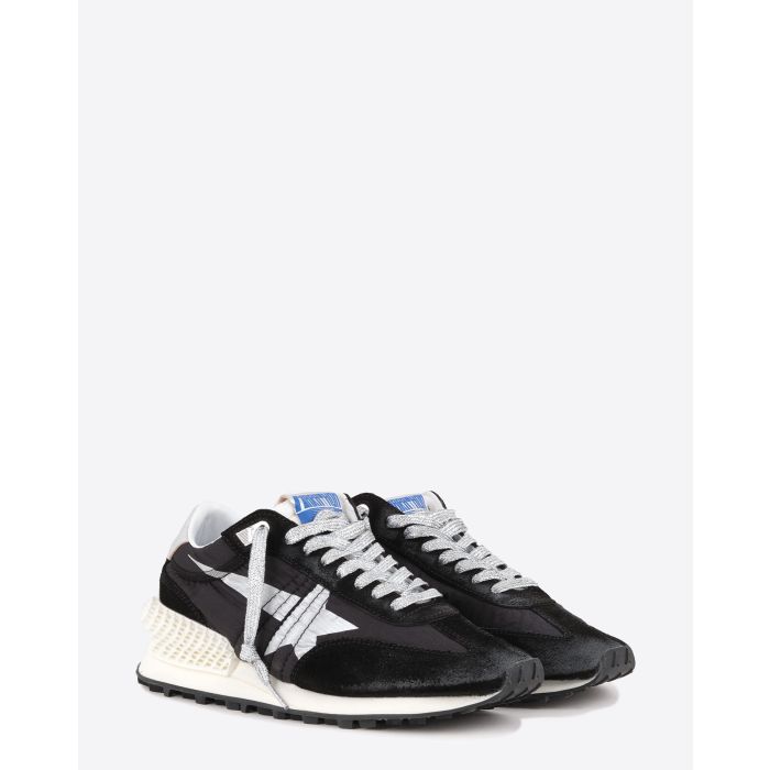 Sneakers Marathon Golden Goose noires et argentées . Vue face. 