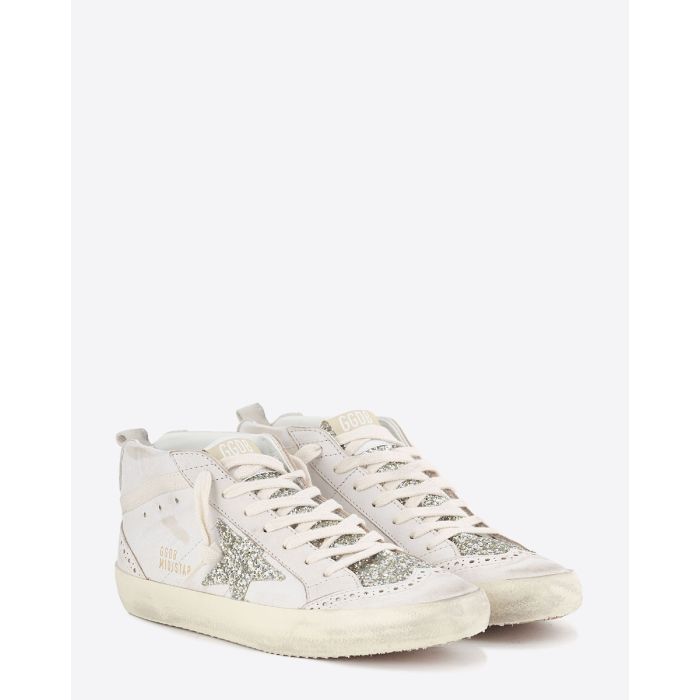 Sneakers Mid Star Golden Goose en cuir blanc, étoile et languette à paillettes argent. Vue de face.