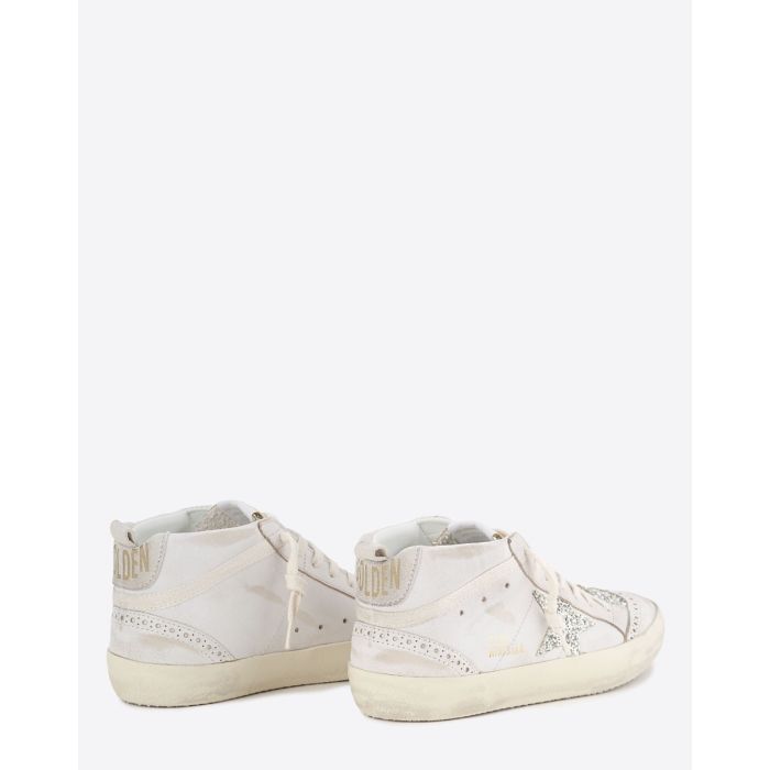 Sneakers Mid Star Golden Goose en cuir blanc, étoile et languette à paillettes argent. Vue de dos.