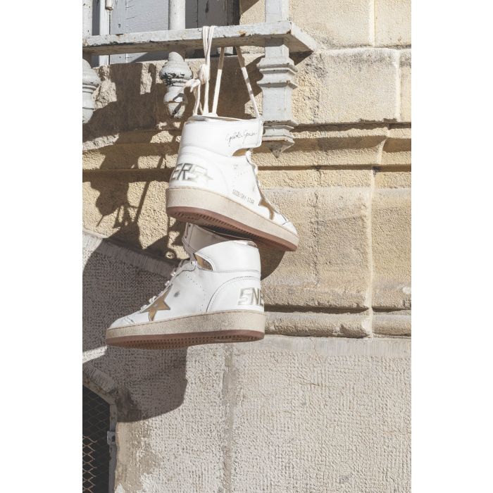 Sneakers montantes en cuir blanc étoile dorée Sky Star Golden Goose femme. Photo d'ambiance.