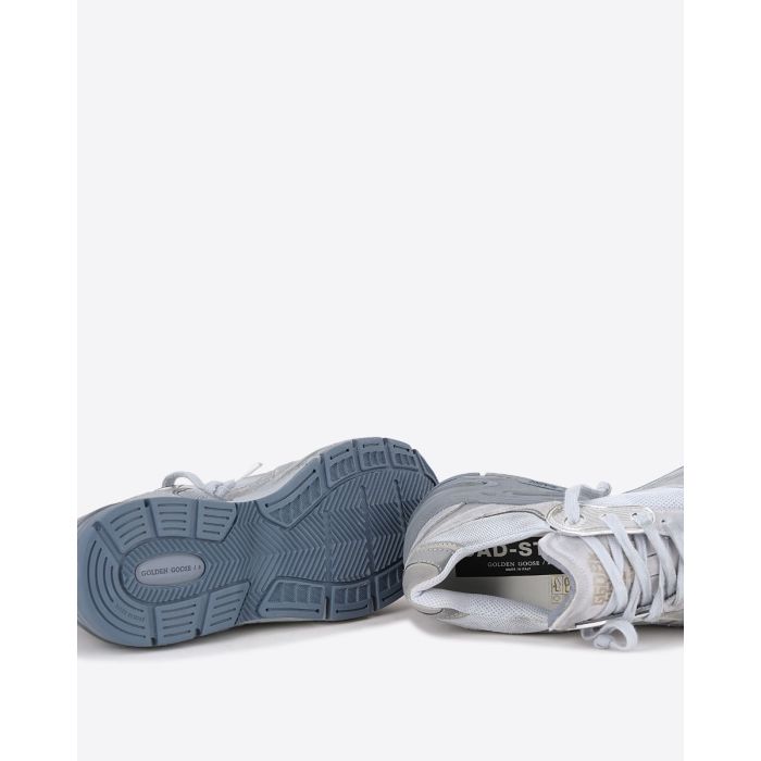 Sneakers Running Dad Golden Goose Femme étoile blanche, arrière gris bleu. Détail de la semelle.