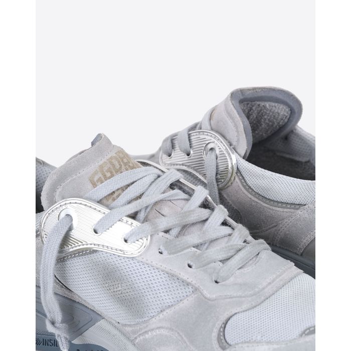 Sneakers Running Dad Golden Goose Femme étoile blanche, arrière gris bleu. Détail de la languette.