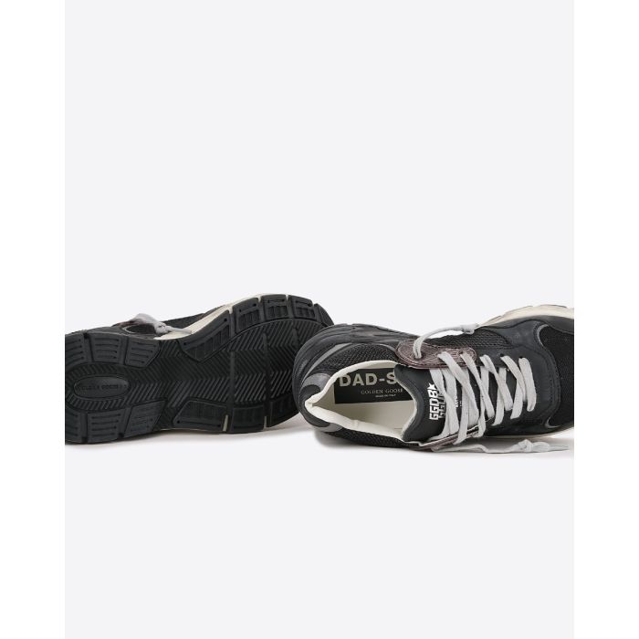 Sneakers Running Dad Golden Goose femme en résille et Nappa noir oeillet bronze. Dessous de la semelle.