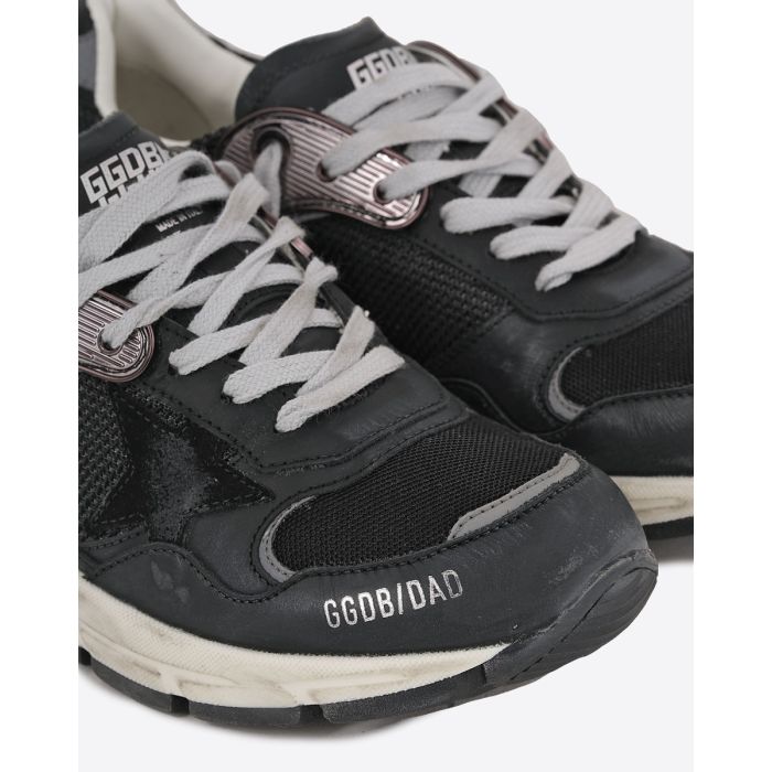 Sneakers Running Dad Golden Goose femme en résille et Nappa noir oeillet bronze. Détail des lacets gris.