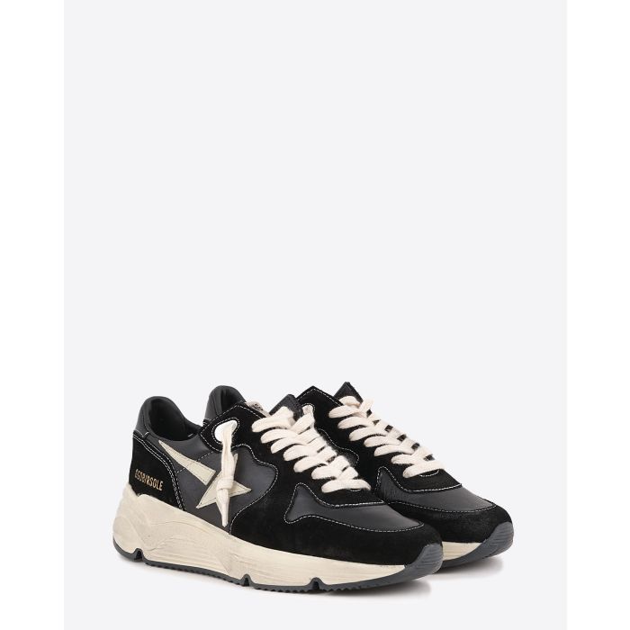 Sneakers Running Sole Golden Goose en cuir noir et blanc. Vue face. 