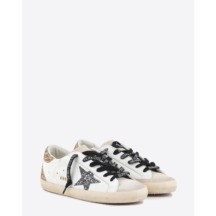 Sneakers Superstar en cuir blanc étoile paillettes anthracite arrière paillettes dorées lacets noirs sérigraphiés Golden Goose 82532 Golden Goose femme. Vu de face.