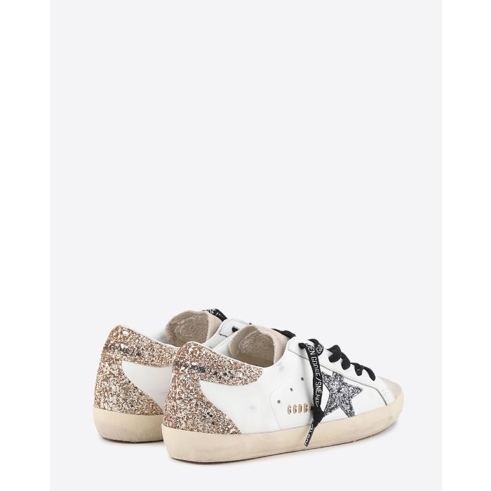 Sneakers Superstar en cuir blanc étoile paillettes anthracite arrière paillettes dorées 82532 Golden Goose femme. Vu de dos. 