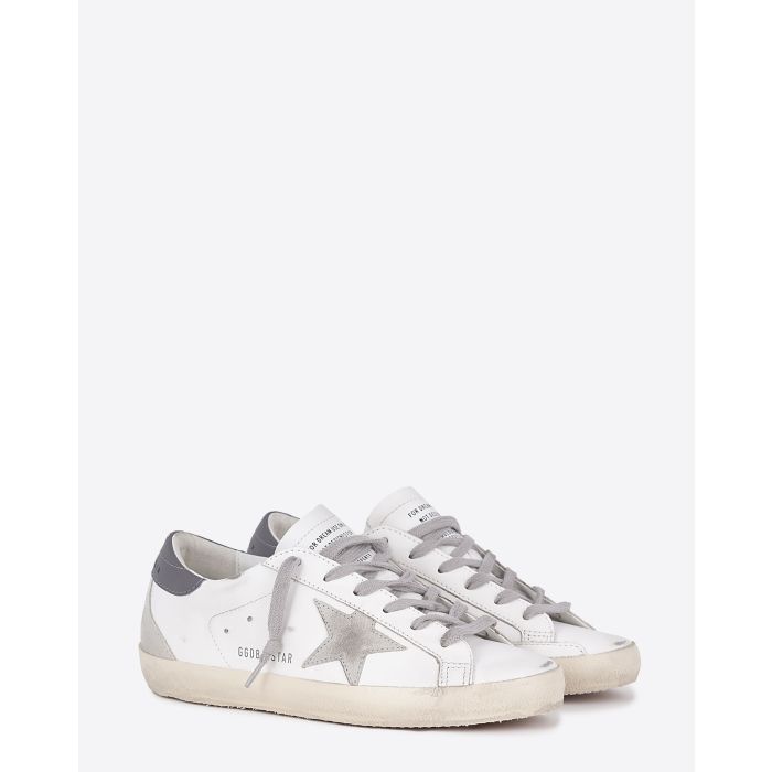 Sneakers en cuir blanc arrière gris foncé étoile en cuir suédé Superstar Golden Goose femme. Face.