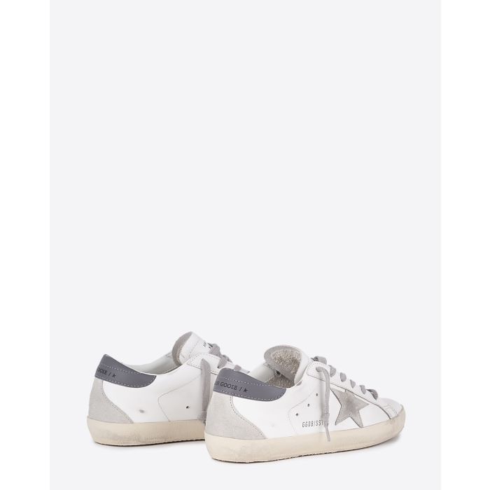 Sneakers en cuir blanc arrière gris foncé étoile en cuir suédé Superstar Golden Goose femme. Arrière.