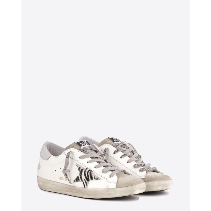 Sneakers Superstar Golden Goose en cuir blanc avec étoile zèbre. Vue face. 
