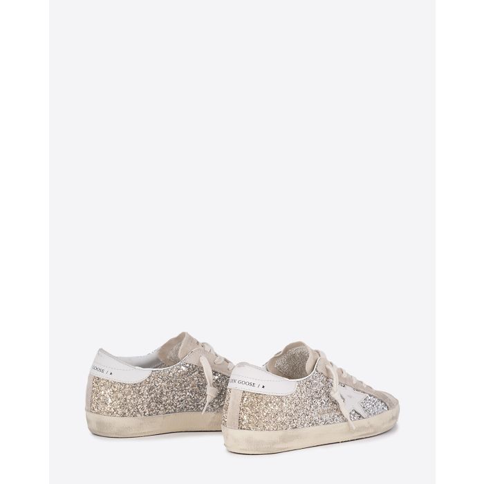 Sneakers à paillettes argent et or arrière en cuir lisse blanc étoile en cuir lisse blanc Golden Goose Femme. Arrière.