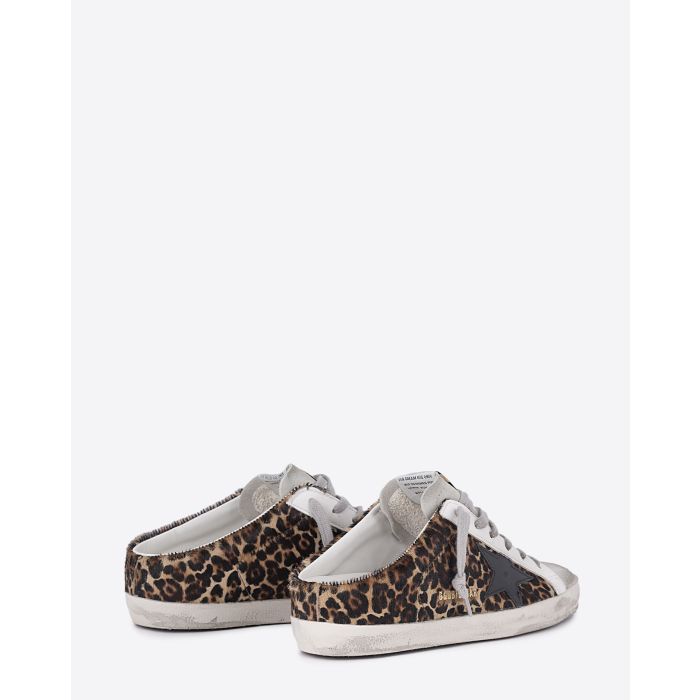 Sneakers  forme sabot en cuir "pony" léopard Superstar 80189 Golden Goose femme. Arrière.