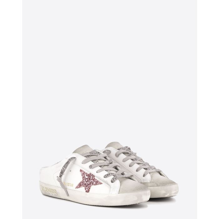 Sneakers sabot Golden Goose en cuir blanc et étoile à paillettes roses. Vue face. 