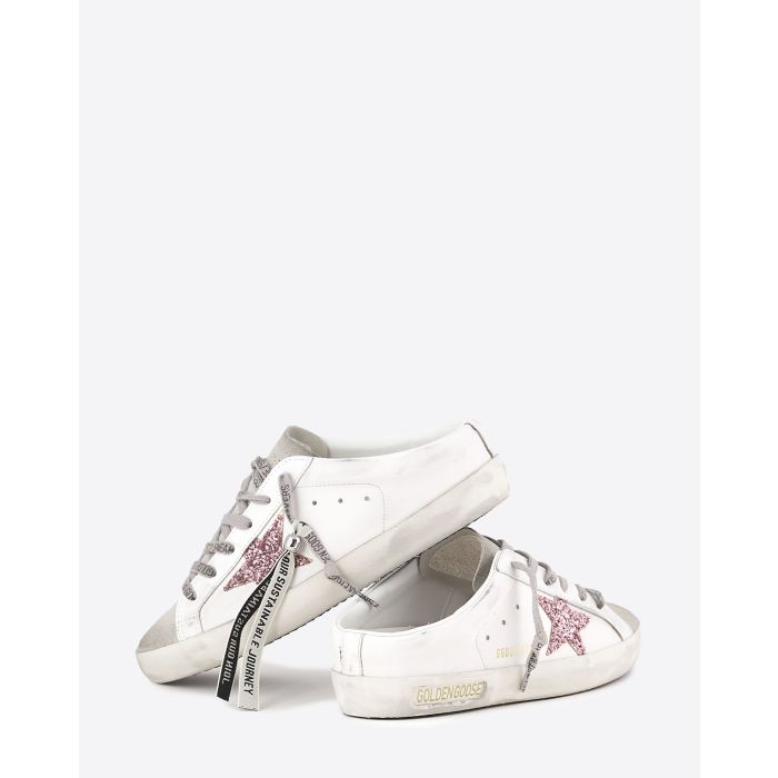 Sneakers sabot Golden Goose en cuir blanc et étoile à paillettes roses. Vue dos. 