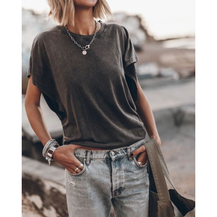Tee-shirt manches Chauve-souris anthracite Mikuta. Porté avec un jean.