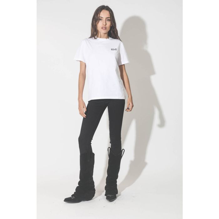Tee-shirt manches courtes blanc logo noir étoile dans le dos noire Golden Goose. Porté de face.