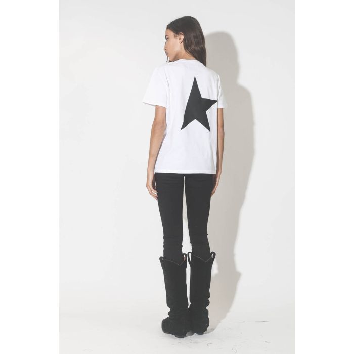 Tee-shirt manches courtes blanc logo noir étoile dans le dos noire Golden Goose. Porté avec un jeans noir skinny.