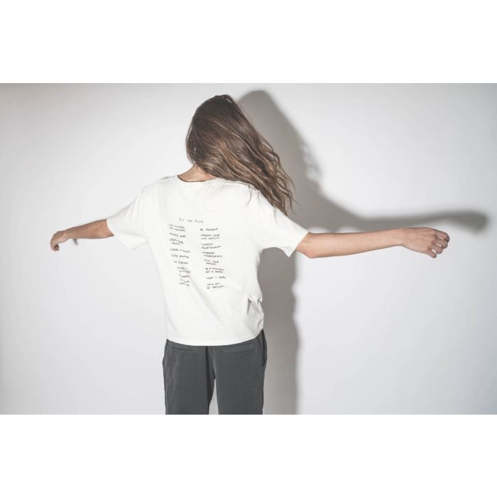 Tee-shirt manches courte blanc sérigraphie écritures noires dans le dos Self Love Vintage Mikuta. Porté de dos.