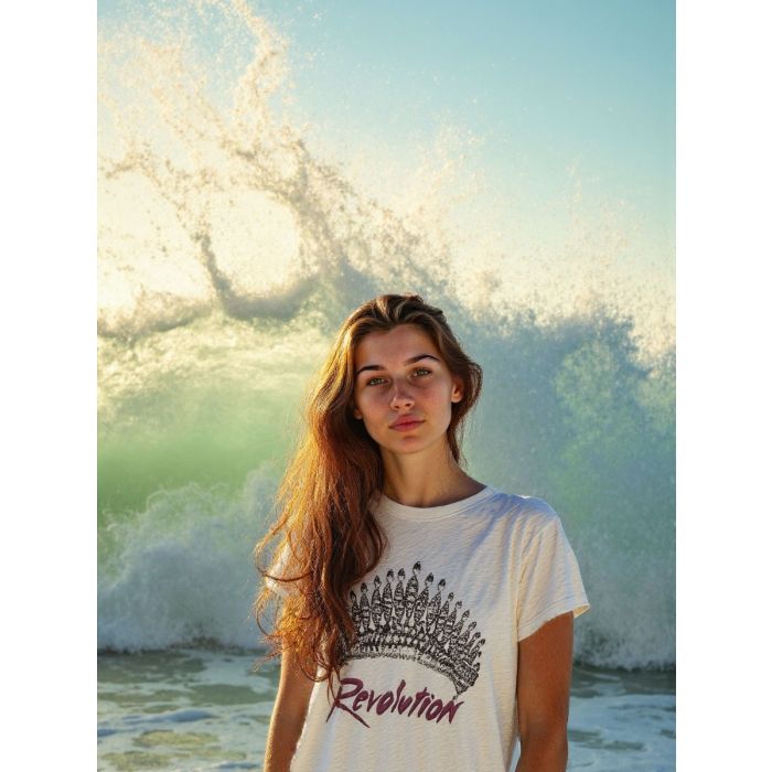 Tee-shirt manches courtes imprimé placé devant tiare Révolution en coton écru Zewel Isabel Marant Etoile. Détail de la sérigraphie de face. Visuel généré par IA à des fins éditoriales.