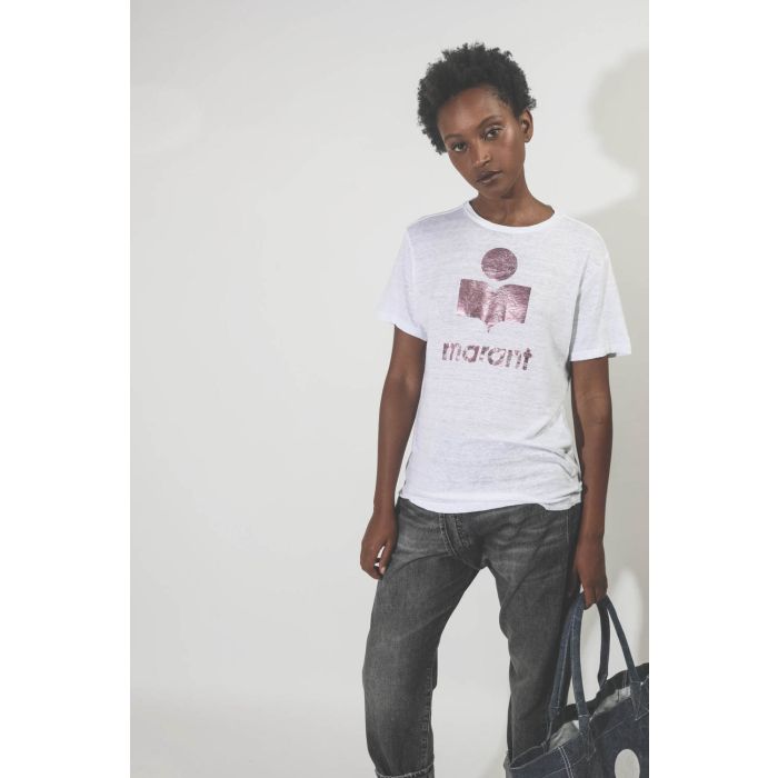 Tee-shirt en lin blanc logo métallisé rose Zewel Isabel Marant Etoile. Porté gros plan. 