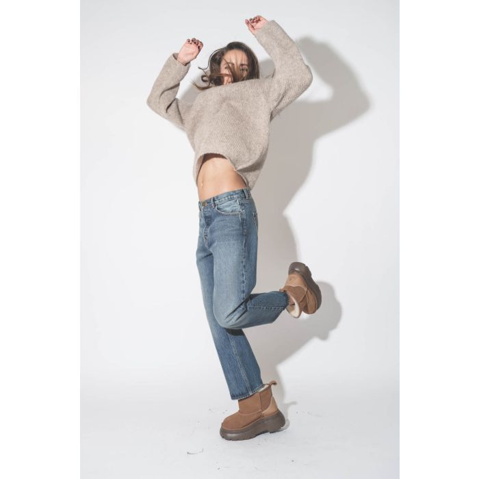 Jean Boyfriend toile bleu Montana The Great. Porté de profil.