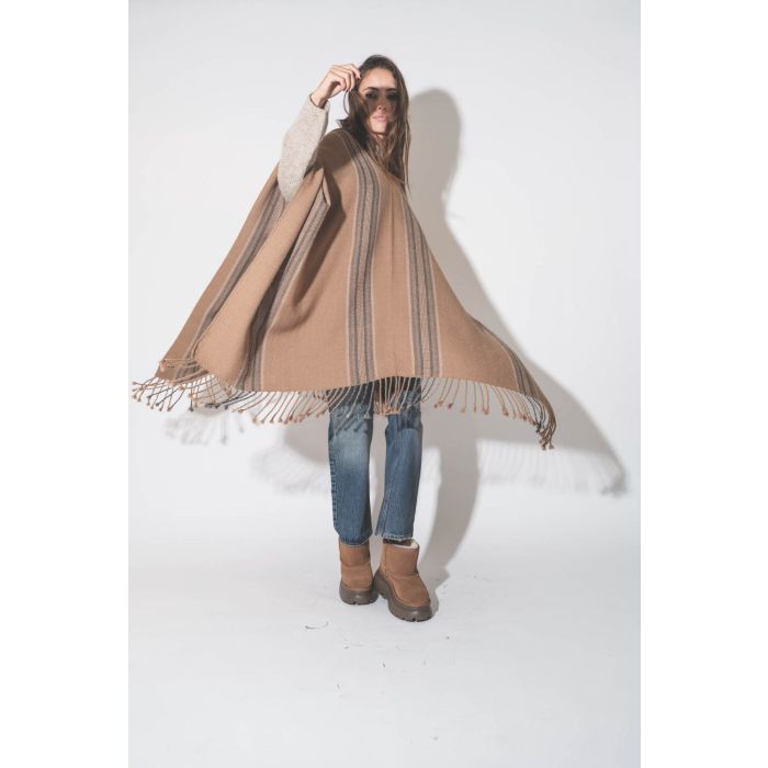 Jean Boyfriend toile bleu Montana The Great. Porté avec un poncho en alpaga camel.