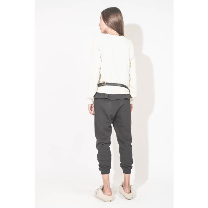 Pantalon de jogging taille basse à nouer sur les hanches resserré en bas bord côte noir The Cropped Sweatpant The Great. Porté de dos avec un sweat-shirt Shrunken écru The Great et des sneakers Super Star sabot en fourrure écru 10757 Golden Goose. Sac lin