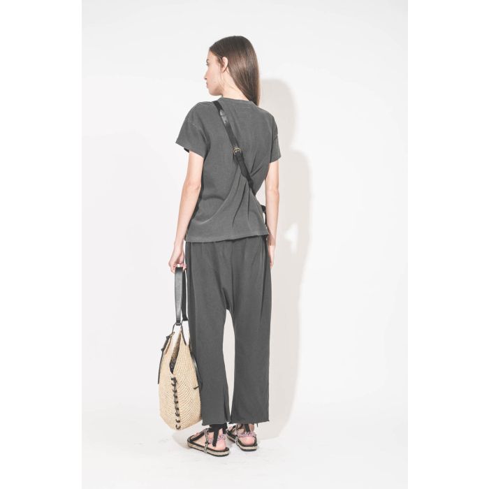 Pantalon sarouel court en jersey noir délavé The Great. Porté de dos avec un tee-shirt manches courtes noir délavé Boxy Crew The Great et des sandales en cordes tressées avec ruban Gypsa noir Isabel Marant. Pochette Lucky en cuir noir avec une bandoulière