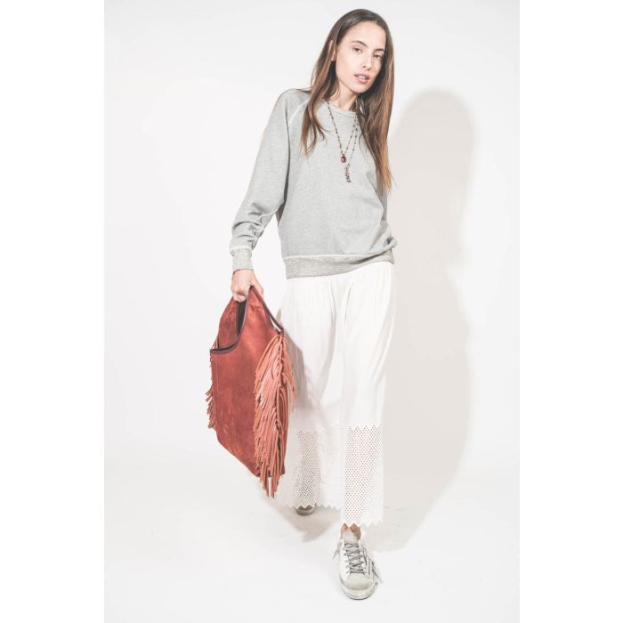 Jupe longue en coton et nid d'abeille placé sur le bas de la jupe blanche The Canary Skirt The Great. Portée avec un sweat-shirt gris chiné College The Great et des sneakers Super Star sabot Golden Goose. Cabas à franges en cuir Terracotta Paco Jérôme Dre