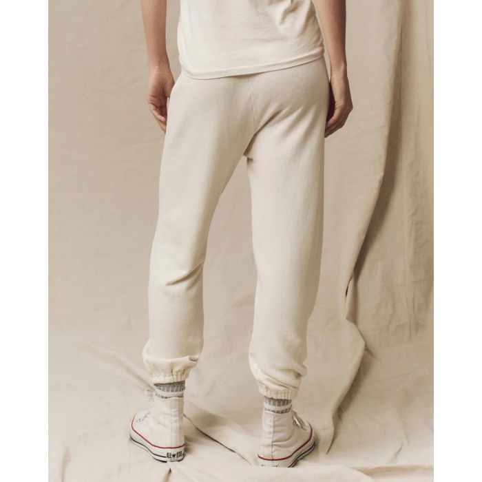 Pantalon jogging Stadium The Great en coton beige. Vue porté dos. 
