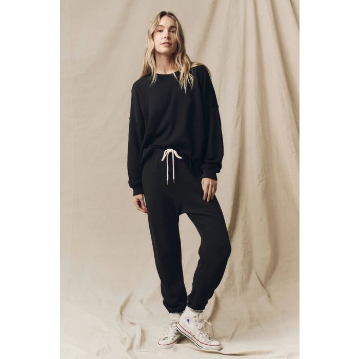 Pantalon jogging Stadium The Great en coton noir. Vue porté face. 
