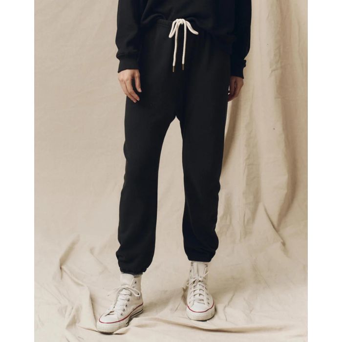 Pantalon jogging Stadium The Great en coton noir. Vue porté face. 
