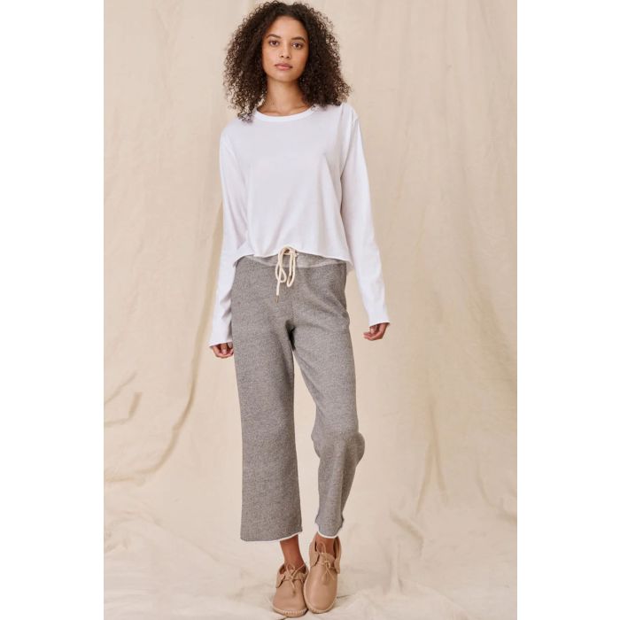 Pantalon jogging Wide Leg The Great en coton gris. Vue porté face. 