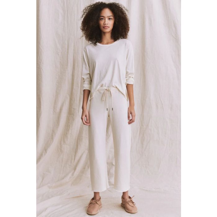 Pantalon jogging Wide Leg The Great en coton écru. Vue porté de face. 