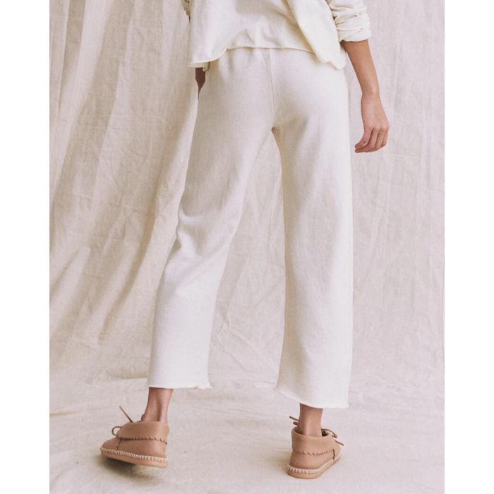 Pantalon jogging Wide Leg The Great en coton écru. Vue porté de dos. 