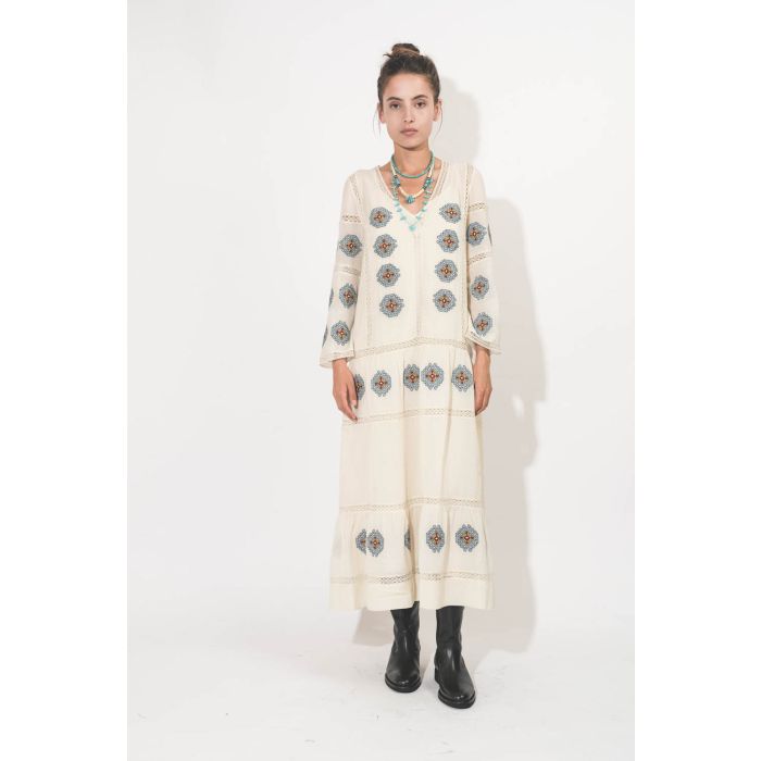 Robe longue manches longues en coton écru brodé Taos The Great. Porté de face.