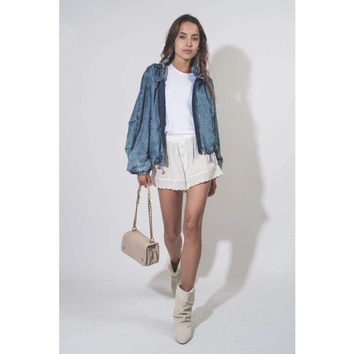 Short court en dentelle et voile de coton blanc Eyelet The Great. Porté avec un tee-shirt blanc.