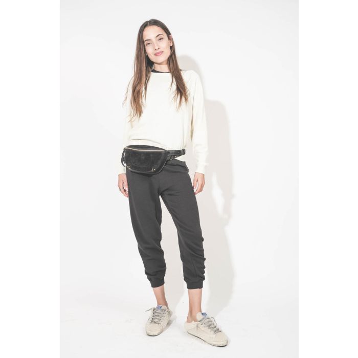 Sweat-shirt manches longues col rond en bouclette de coton écru Shrunken The Great. Porté de face avec un bas de jogging en bouclette de coton noir Cropped The Great et des sneakers Super Star sabot en fourrure écru 10757 Golden Goose. Sac banane en cuir 
