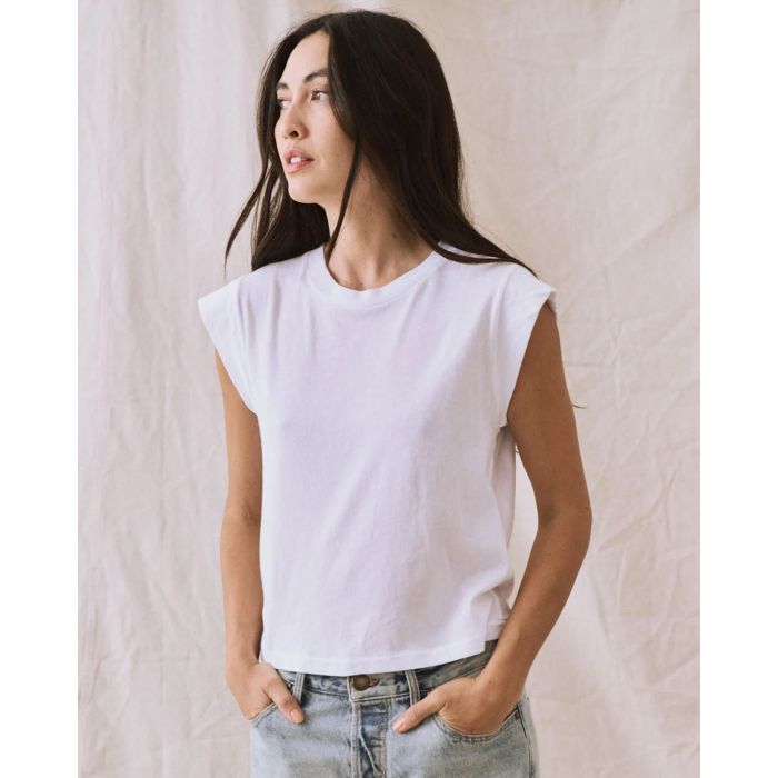 Tee-shirt court manches raccourcies en jersey blanc Peak Shoulder The Great. Porté de face.
