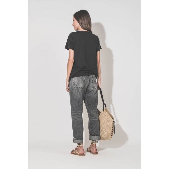 Tee-shirt manches courtes noir Boxy Crew The Great. Porté de dos avec un jean Crossover Leyton Black et des sandales plates Zenobie Pul naturel léopard platine K.Jacques Saint-Tropez. Ceinture en cuir noir Dara Isabel Marant et panier en osier naturel noi