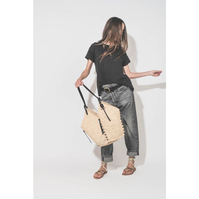 Tee-shirt manches courtes noir Boxy Crew The Great. Porté de face avec un jean Crossover Leyton Black et des sandales plates Zenobie Pul naturel léopard platine K.Jacques Saint-Tropez. Ceinture en cuir noir Dara Isabel Marant et panier en osier naturel no