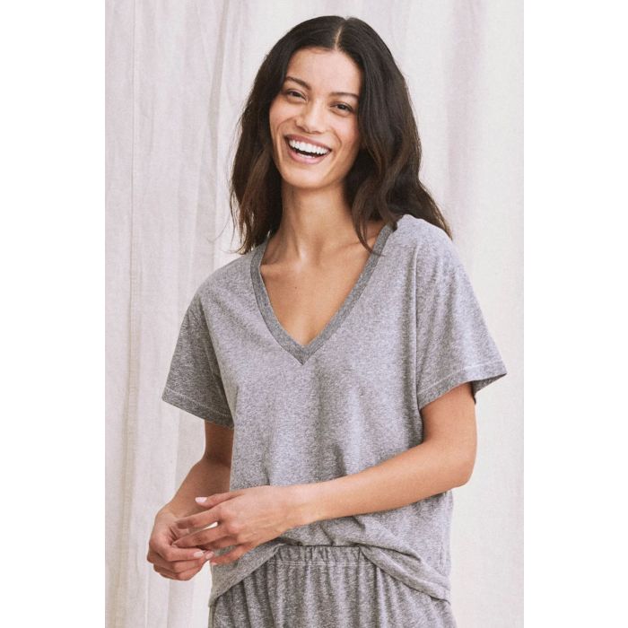 Tee-shirt manches courtes V Neck The Great gris. Vue  porté de face.