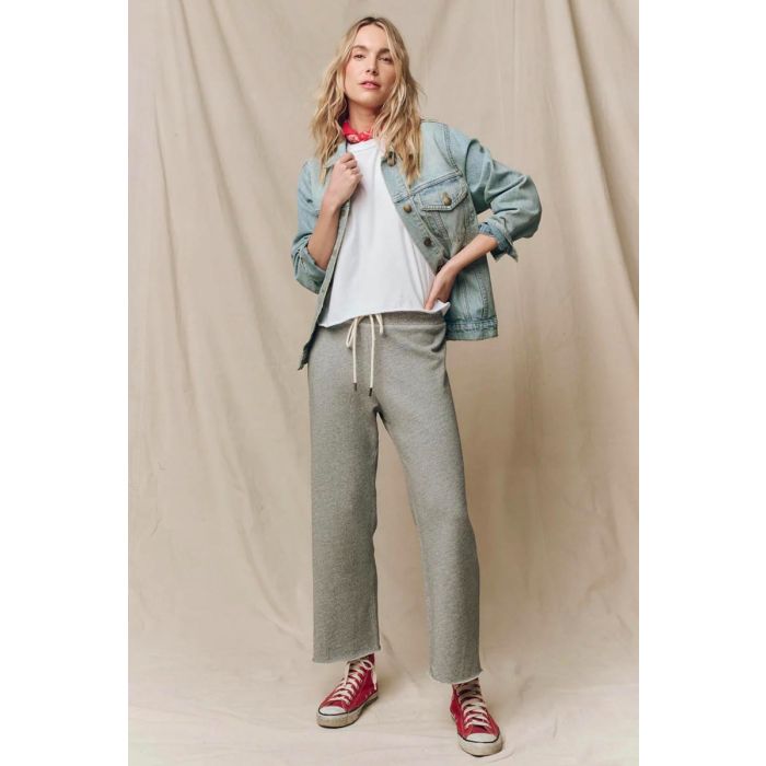T-shirt court manches courtes en jersey blanc True White The Crop Tee The Great. Porté sous un blouson en jean. 