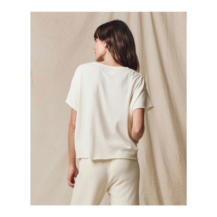 Tee-shirt court manches courtes en jersey écru True White The Great. Porté de dos.
