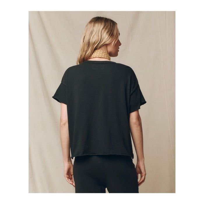 T-Shirt court manches courtes encolure ronde en jersey noir Almost Black The Crop Tee The Great. Porté de dos.