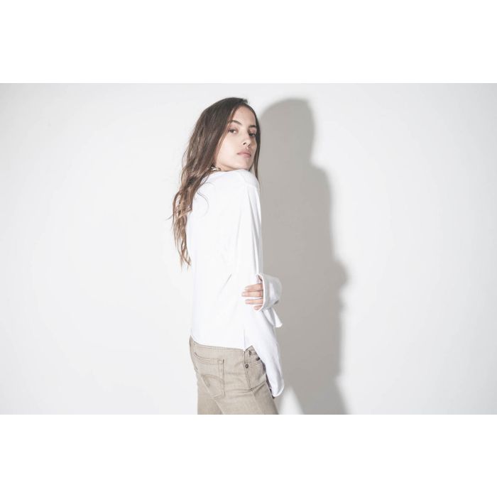 Tee-shirt court manches longues col rond en coton blanc The Great. Porté de profil.