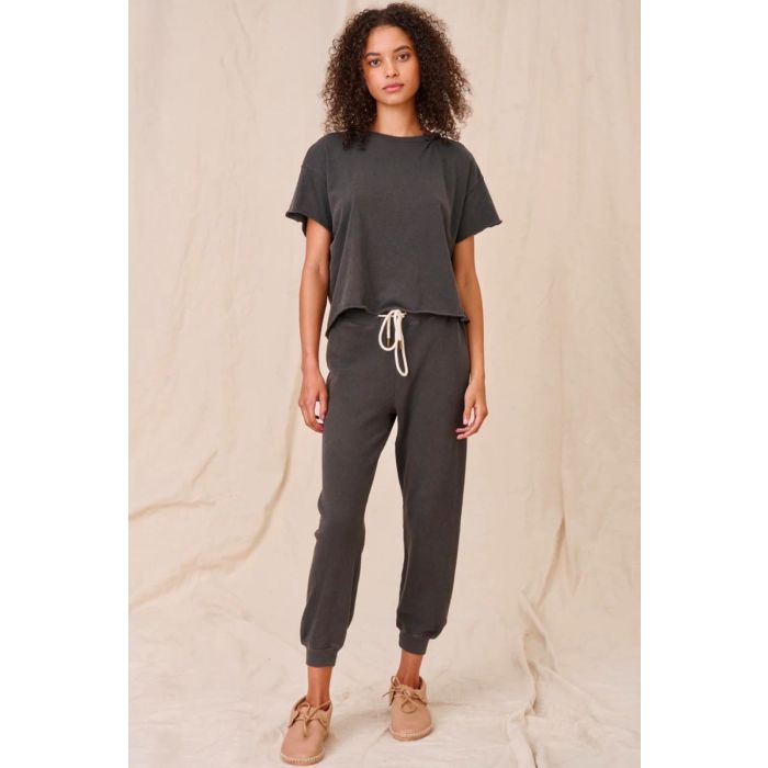 T-Shirt court manches courtes, encolure ronde en jersey de coton noir délavé Washed Black Crop Tee The Great. Porté avec un bas de jogging assorti The Great.